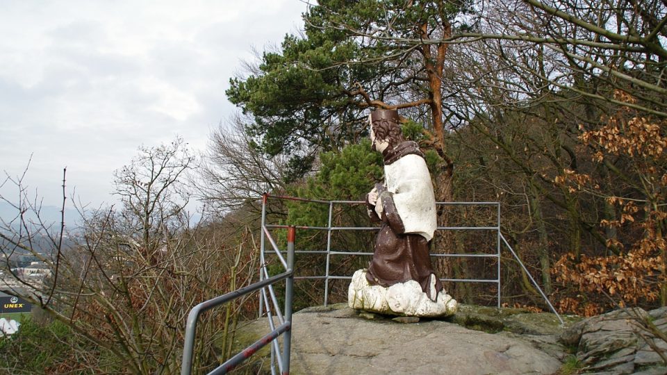 Zblízka sv. Jan spíše připomíná nerudného strejdu, který se na vás nepodívá a nepodívá