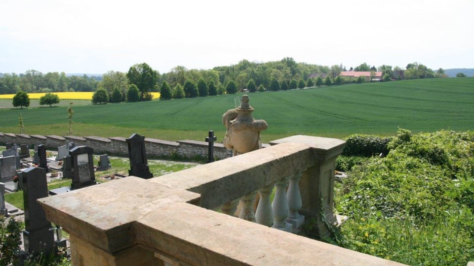 Výhled na Zámrsk ze hřbitova