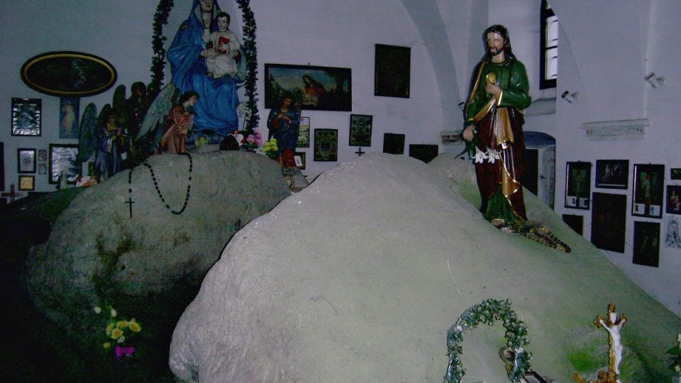 Interiér kaple postavené kolem dvou balvanů na Svatém kameni