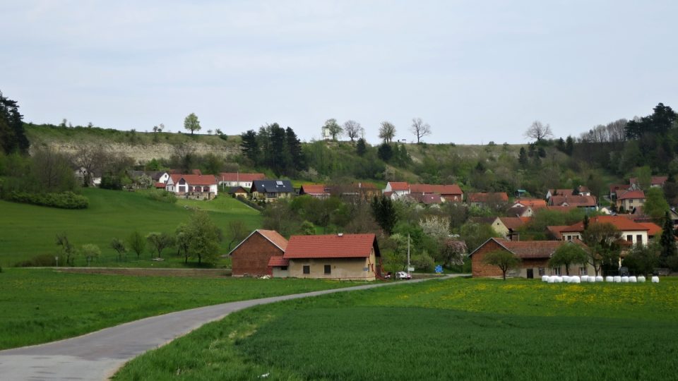 Pohled na obec Střemošice a Střemošickou stráň