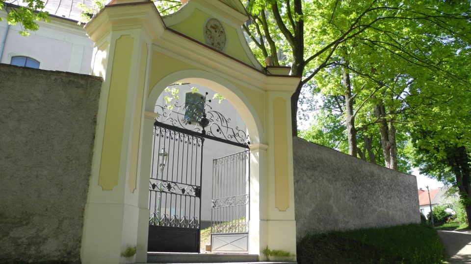 Kostel v Tasově, brána