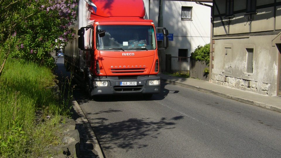Přesun kamionů na silnici II/262 v Horní Polici