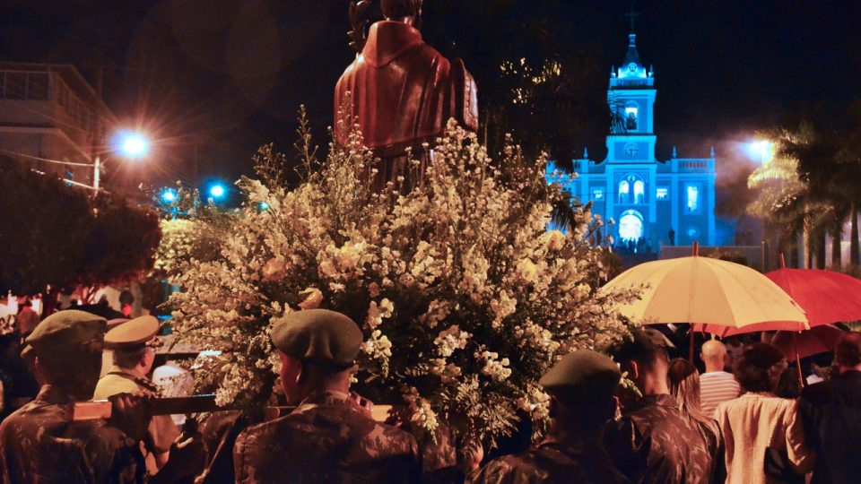 Zobrazení Svatého Jana Nepomuckého se blíží ke kostelu zasvěcenému tomuto českému světci