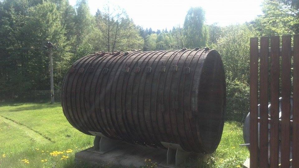 Tímto dřevěným potrubím dřív tekla voda do elektrárny pod přehradou na Seči. Dnes je už potrubí kovové a z toho starého dřevěného zbyl jen tento kousek.