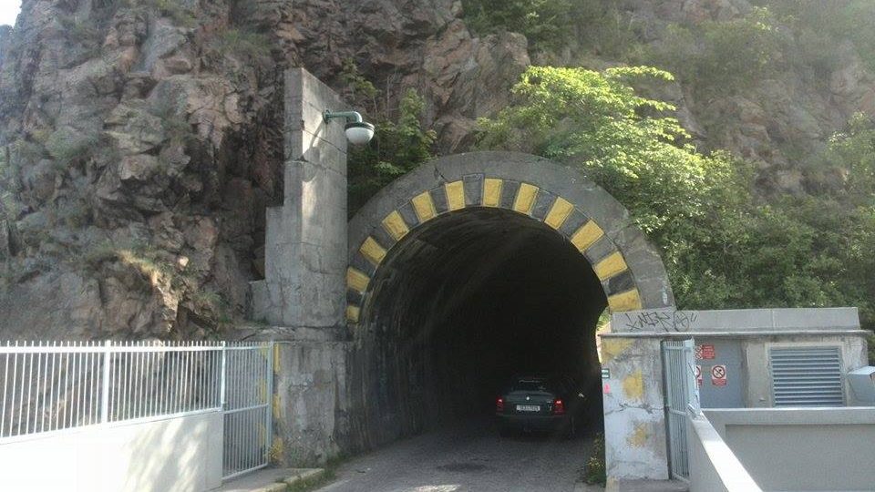 Tunel na hrázi přehrady na Seči.