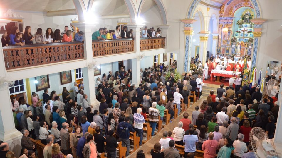 Zaplněný kostel sv. Jana Nepomuckého v brazilském městě Sao Joao Nepomuceno při slavnosti a při předání relikvie