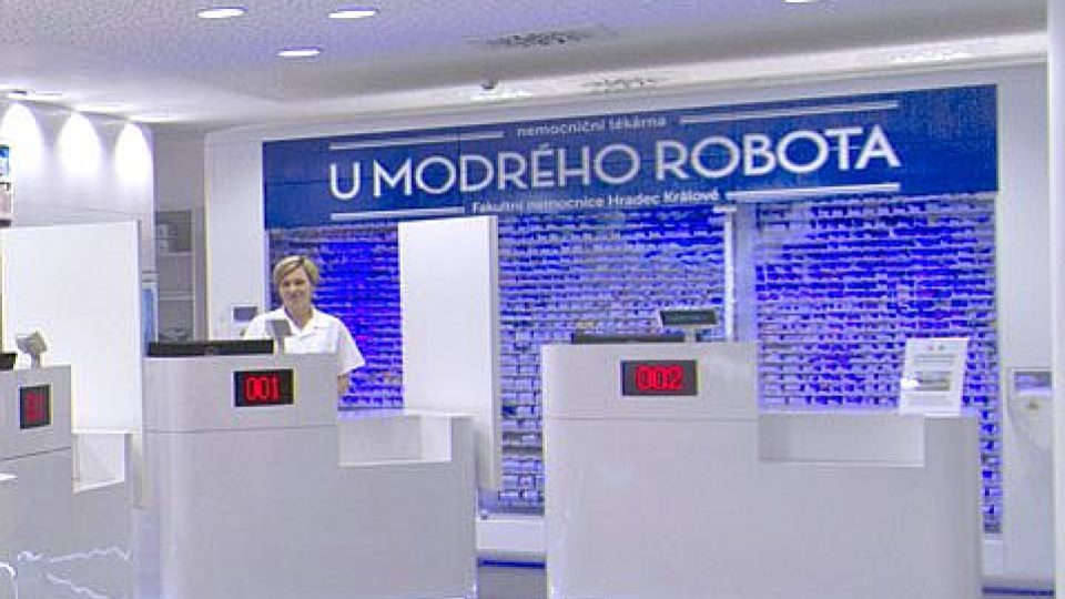 Nemocniční lékárna hradecké Fakultní nemocnice se nově jmenuje U modrého robota. Pacienty tam totiž nyní obsluhuje výdejní automat. 