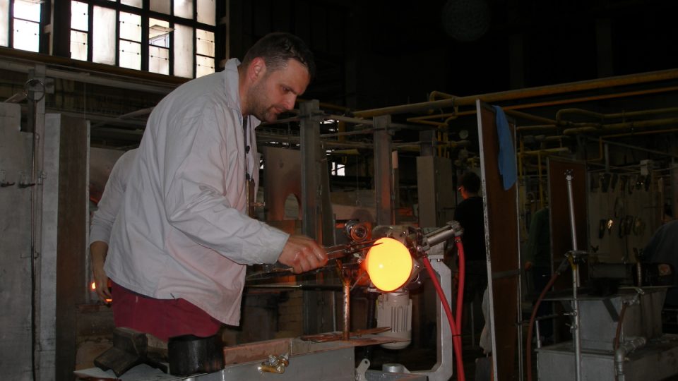 Výroba křišťálových glóbů pro MFF ve sklárně Moser
