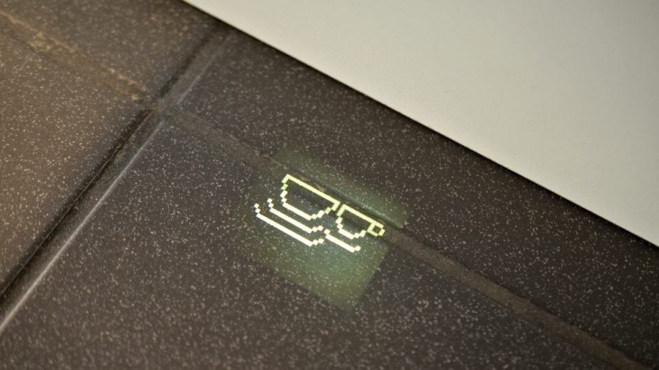 Některé myčky ukazují na světelném obrázku na podlaze, co se ve spotřebiči právě děje