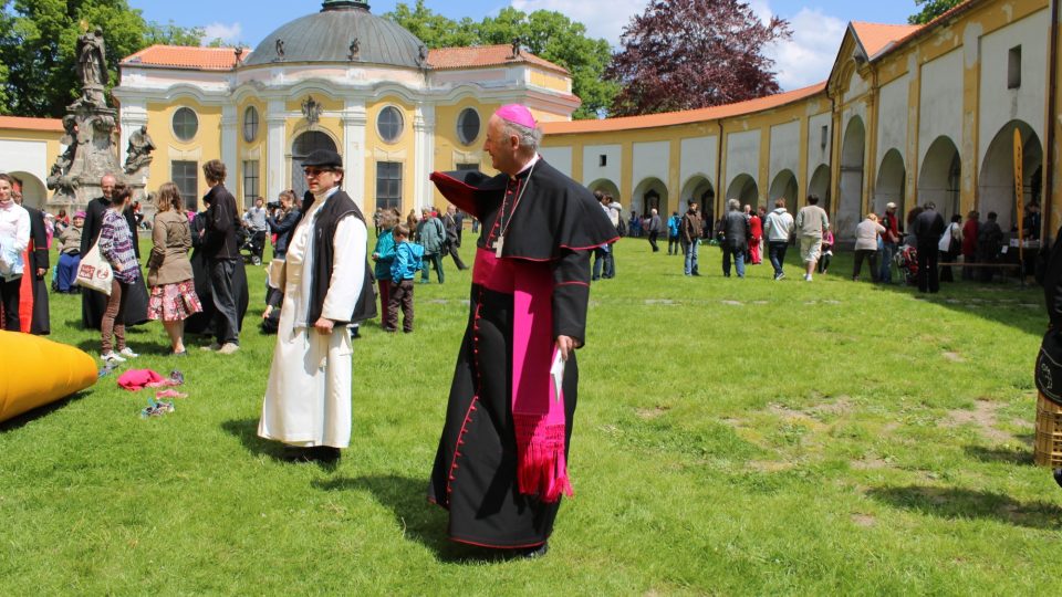 Arcibiskup Jan Graubner a svatokopecký farář Bernard Slaboch v ambitech při pouti rodin