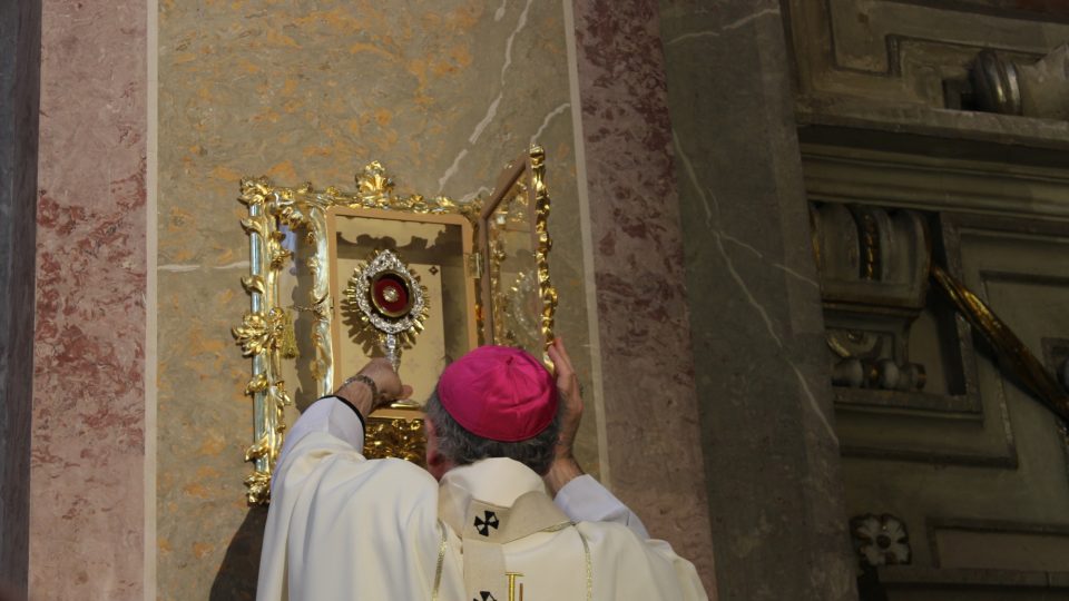 Arcibiskup Jan Graubner ukládá relikviář sv. Jana Pavla II.