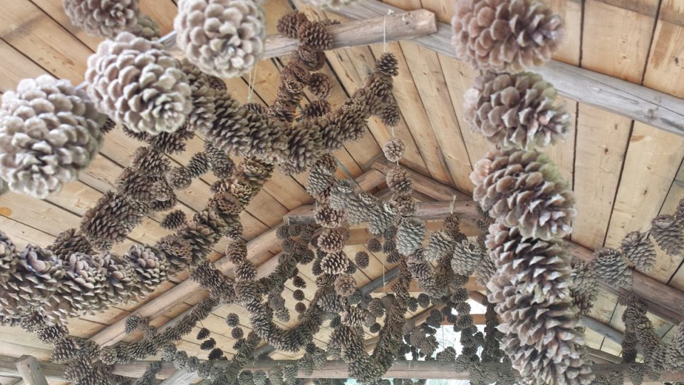 Girlandy ze šišek Girlandy ze šišek