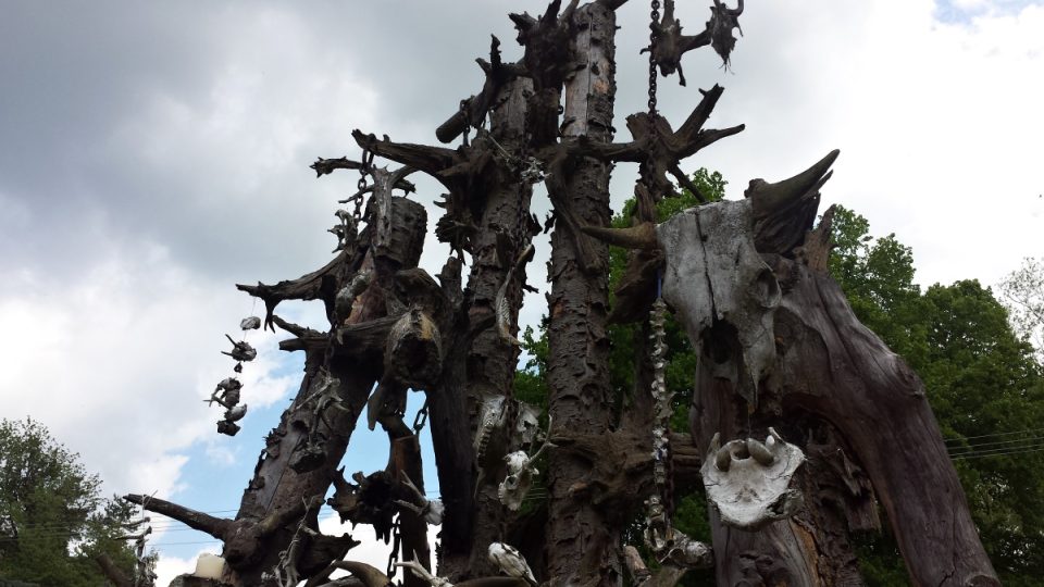 Skulptura z věcí, nalezených v lese Skulptura z věcí, nalezených v lese