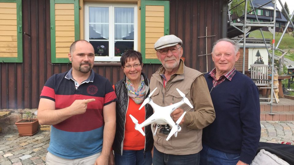 Nálezci ztraceného dronu s publicistou Petrem Mikšíčkem