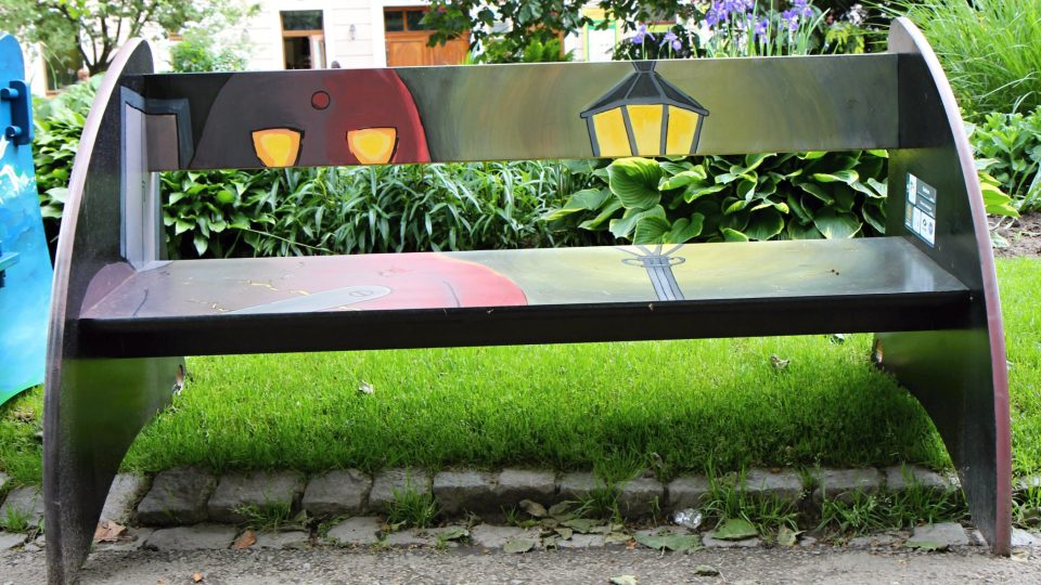 Sadový okruh kolem plzeňského centra zdobí už podesáté pestrobarevné lavičky. I letos si je v rámci dobročinné pomoci koupily různé firmy nebo organizace