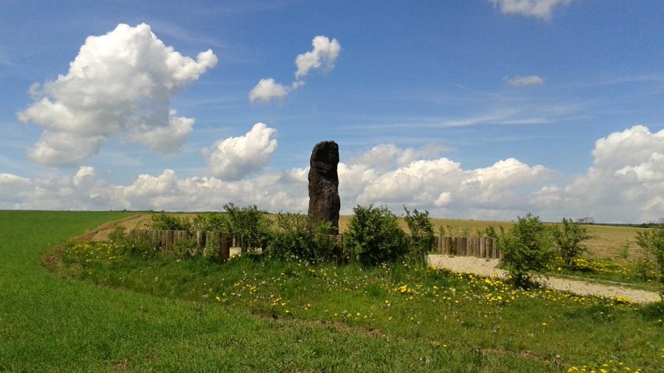 Kamenný pastýř má hlavu nakloněnou k obci Klobuky