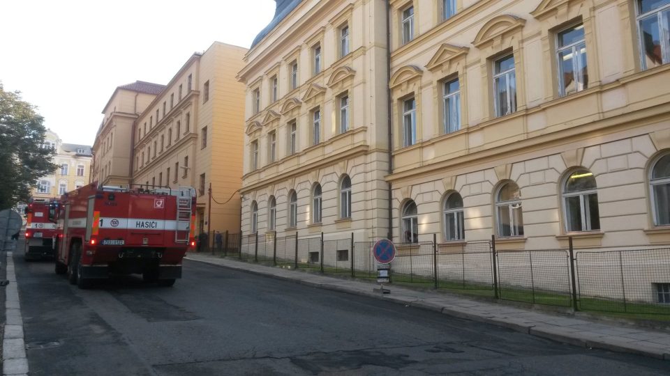 Víc než sto záchranářů, policistů a hasičů cvičilo zásah u požáru v litoměřické vazební věznici