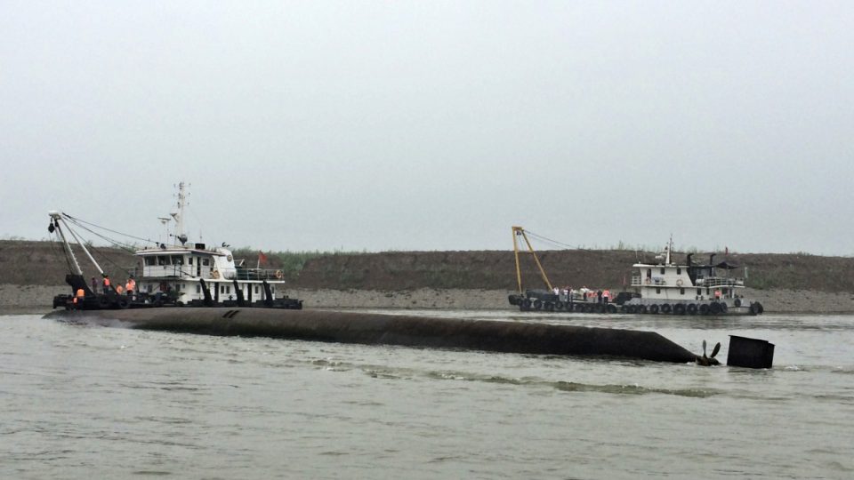 Potopená loď v jihočínské řece Jang-c-ťiang 