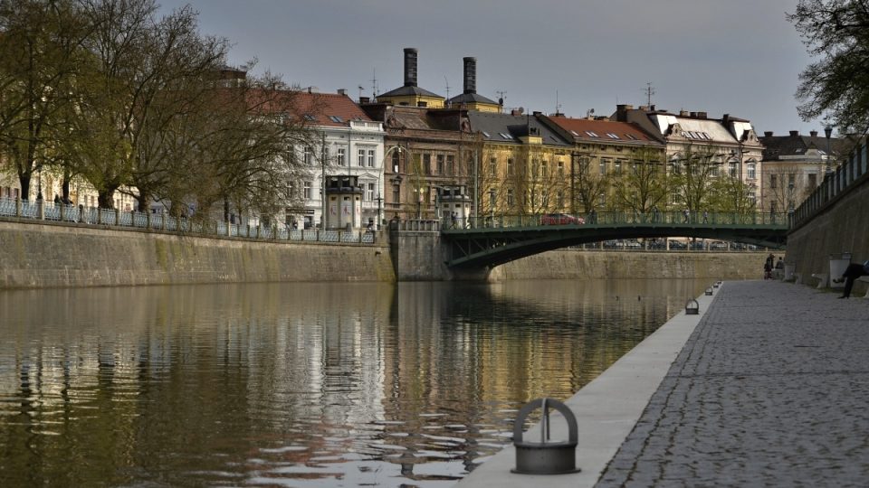 Regulované Labe v centru s náplavkou a Pražským mostem