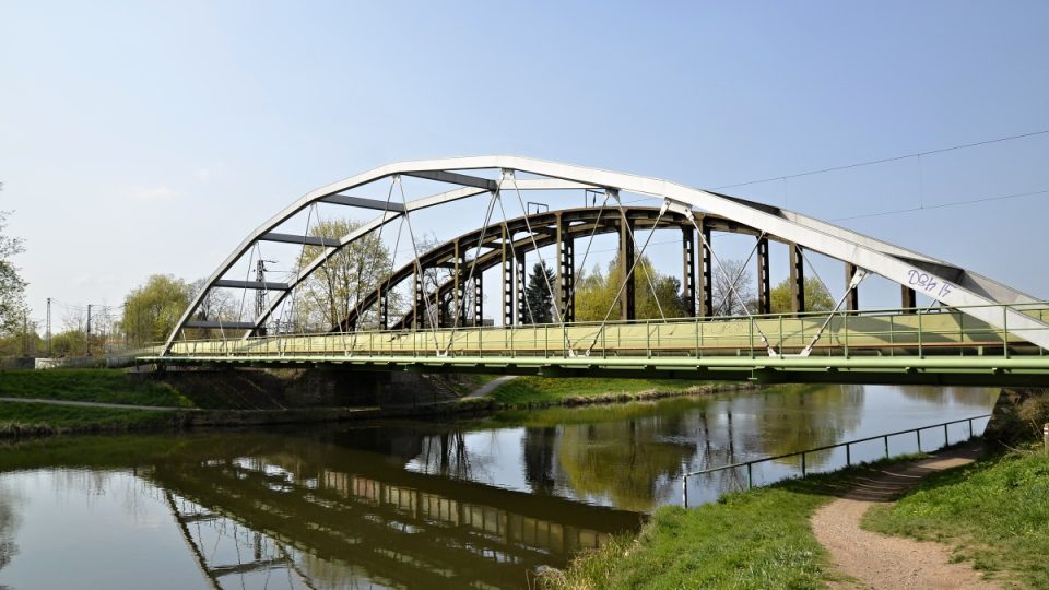 V Hradci Králové je řada mostů, mostků a lávek různých technologií