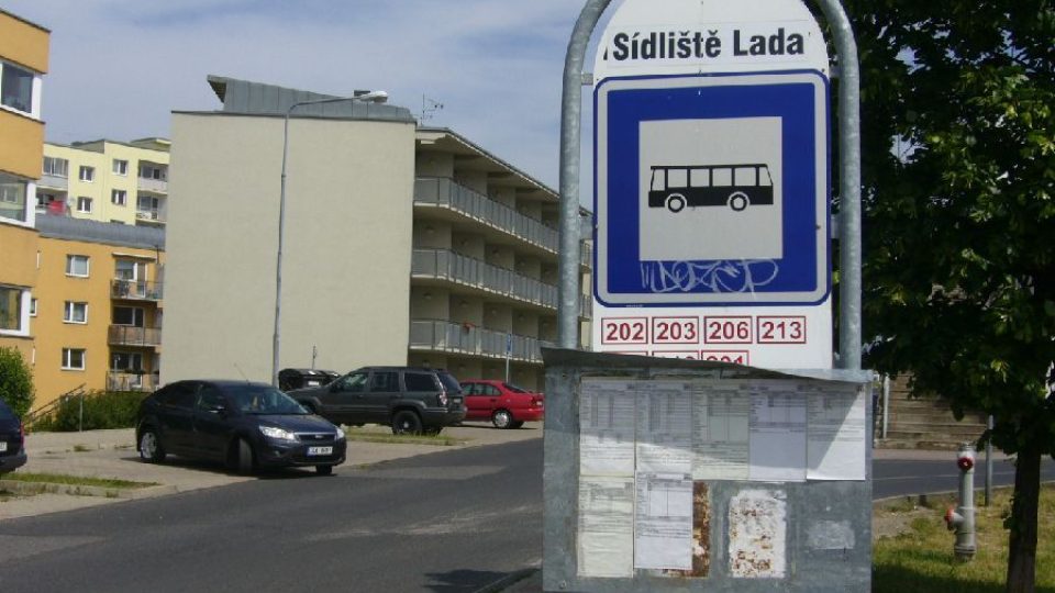 Výchozí zastávka nové linky 201 na sídlišti Lada