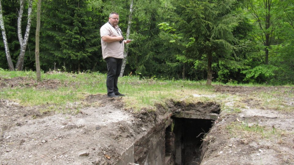 Ředitel sokolovského muzea Michael Rund u vchodu do nově nalezené podzemní místnosti
