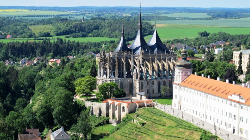 Pohled z lešení věže kostela svatého Jakuba na chrám svaté Barbory