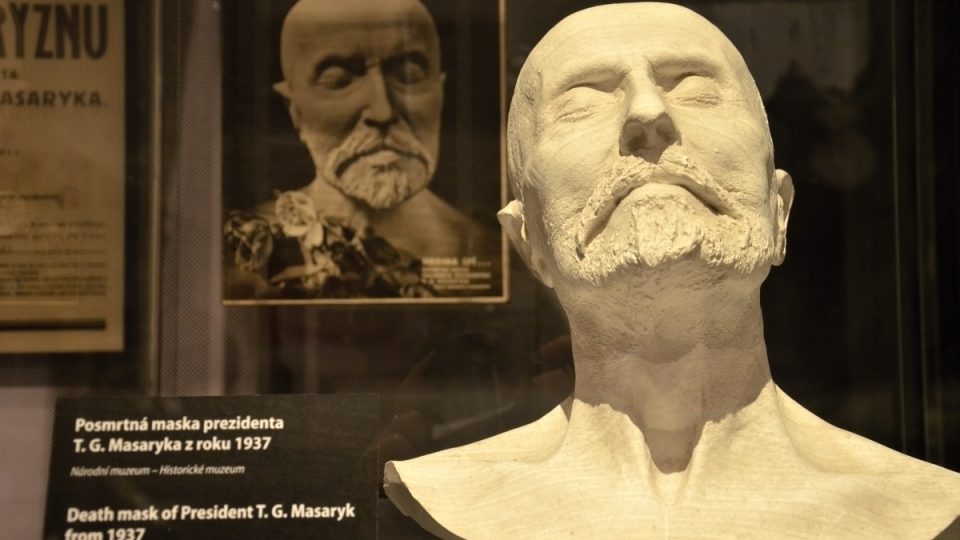 Masarykova posmrtná maska na výstavě Slavné pohřby