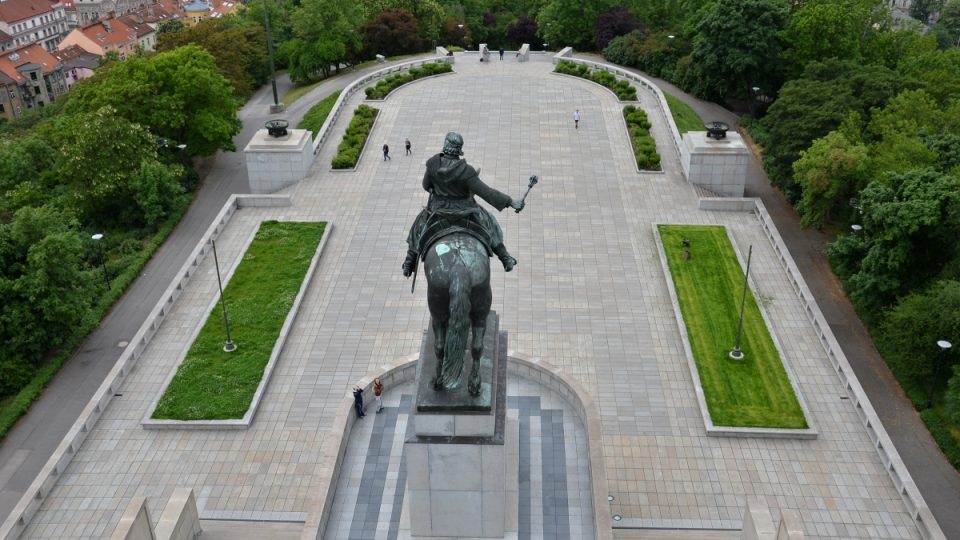 Vrch Vítkov a jezdecká socha z vyhlídky na střeše památníku