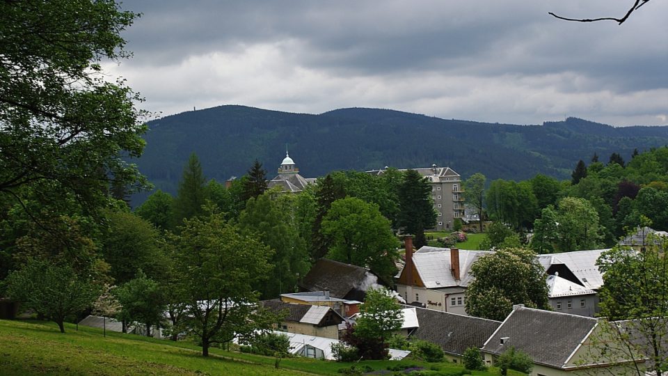 Lavice je dnes součástí revitalizovaného parku, který se rozkládá nad lázeňskými domy