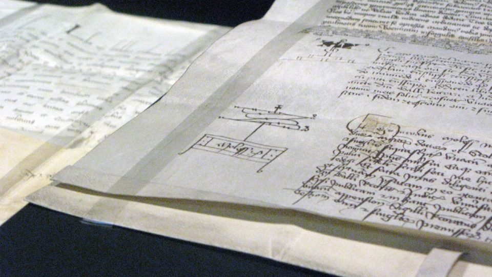 Dekret kutnohorský (kopie) a v pozadí listina s odpustky papeže Řehoře XI.