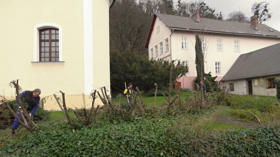 Práce na naučné stezce - úprava terénu pro místo na posezení u hukvaldského kostela