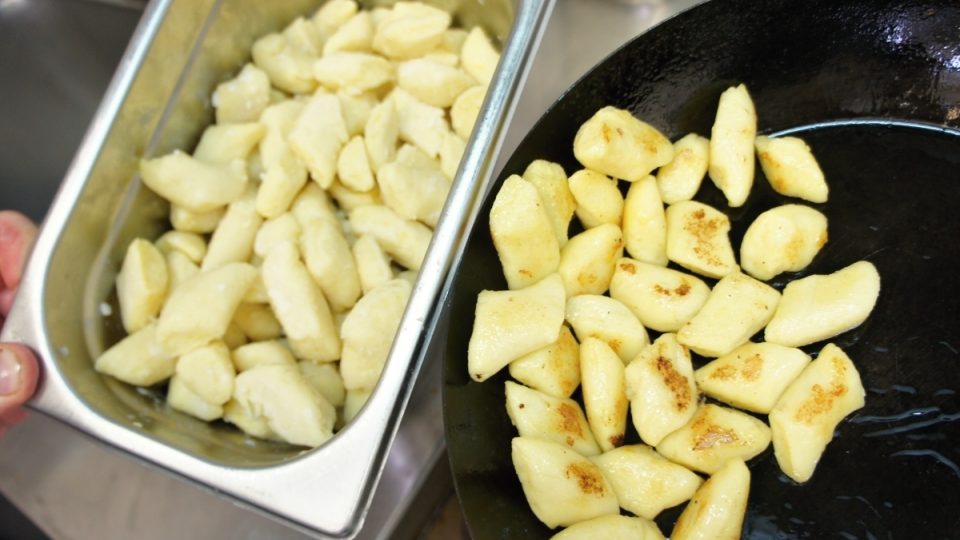 Vpravo restované bramborové noky