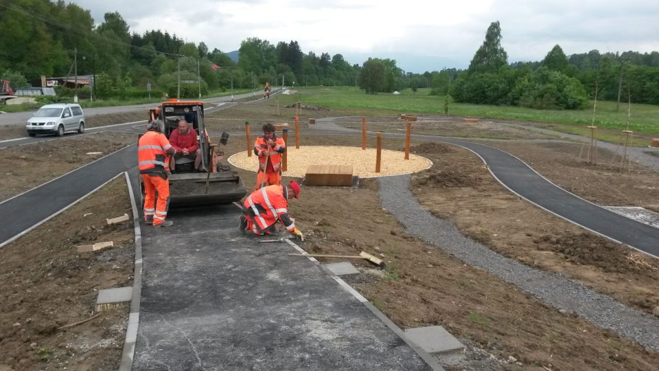 Práce na stavbě pohádkového areálu jsou v plném proudu