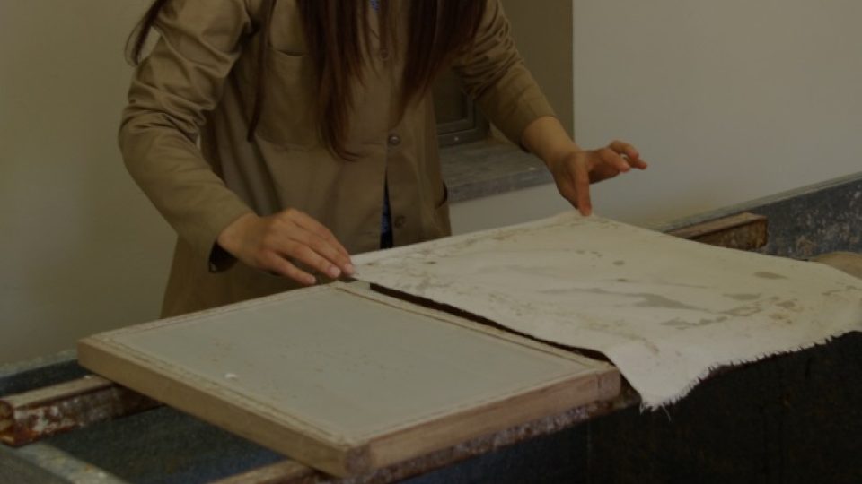K výrobě bílého papíru se používá odpadní papír kancelářský, k výrobě hnědého papíru pak vyhozené kartony