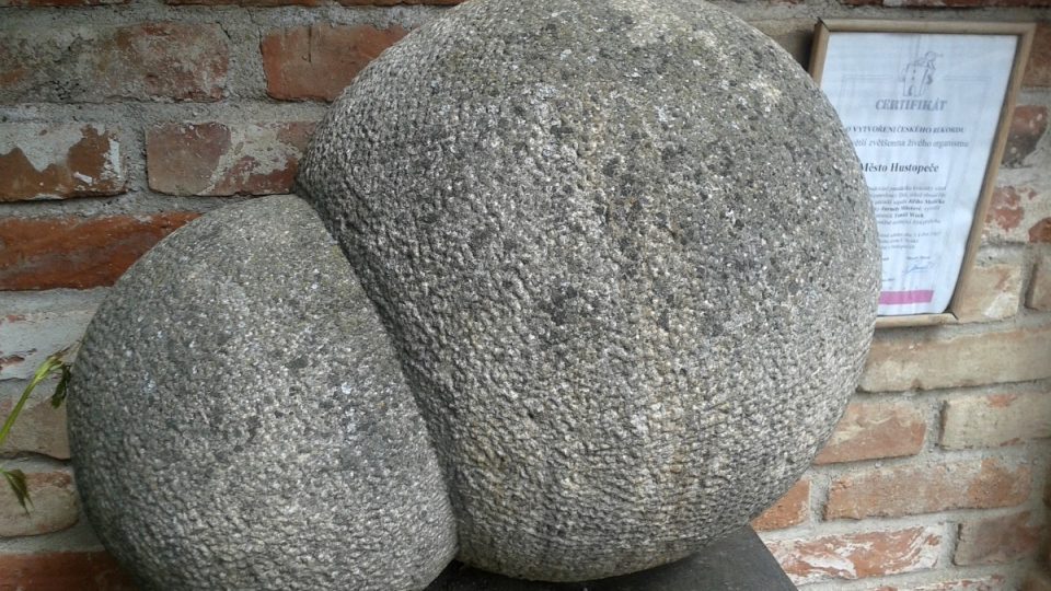 Kvasinka je vytesaná z kamene, nejlépe zapadá do okolí
