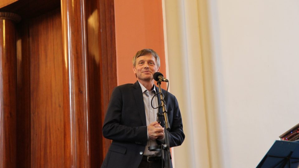 Ředitel Českého rozhlasu Olomouc Josef Podstata uvádí Ulrychovi a Javory