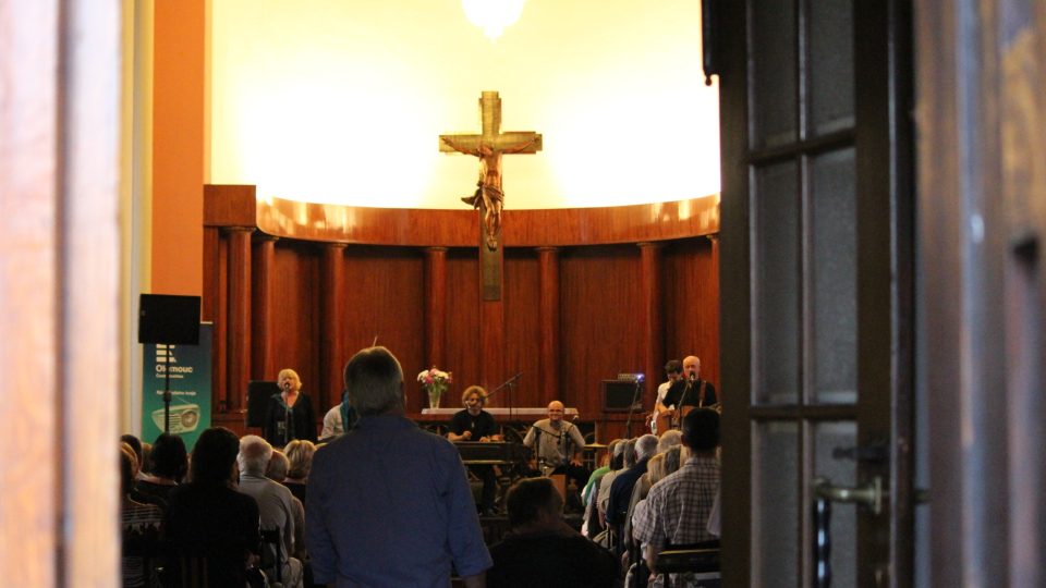 Vyprodaný sál Husova sboru v Olomouci
