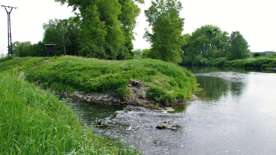 Nedaleko sifonu se řeka Valové vlévá do Moravy