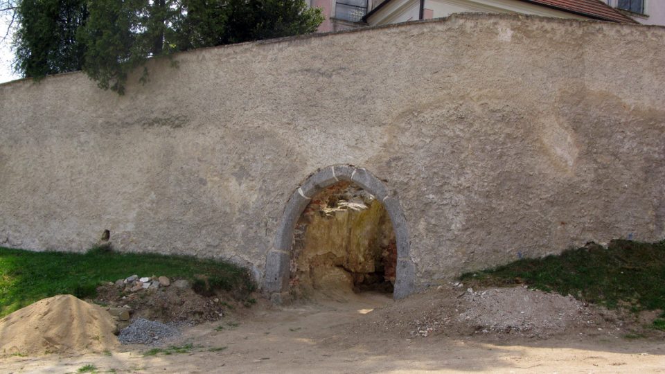 Odkrytá brána opevněného kostela