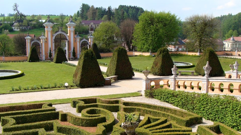 Francouzská zahrada zámku Nové Hrady