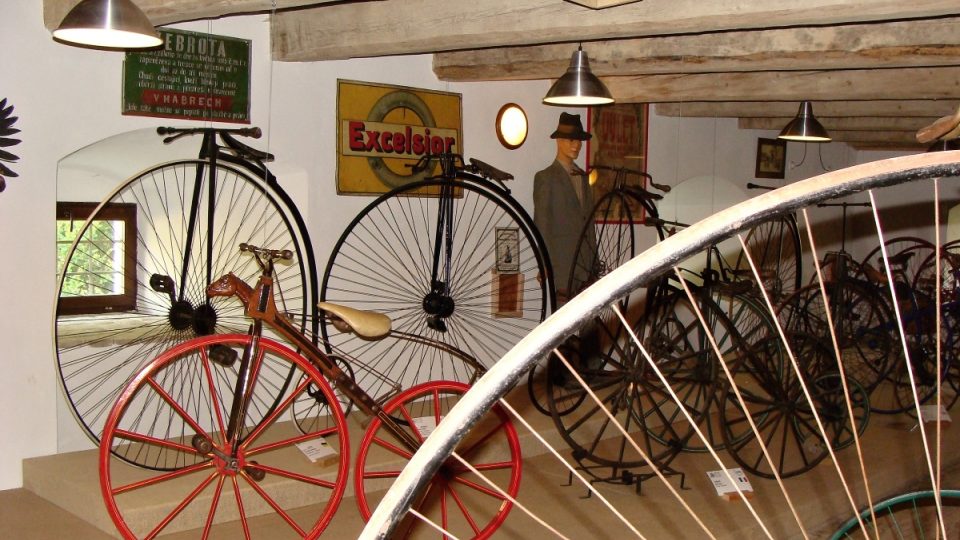 Přízemí Prvního českého muzea cyklistiky s nejstaršími exponáty