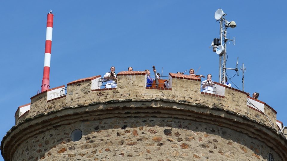 Živé vysílání Českého rozhlasu České Budějovice z vrcholu Kleť. Mladá dudácká muzika ze Strakonic