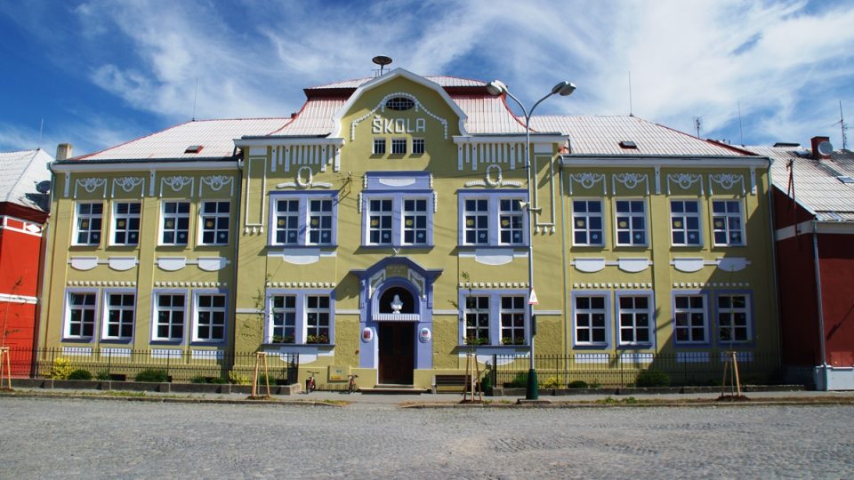 Škola v Příkazích, kde stávala kaplička, kam se stěhoval smírčí kříž z Olomouce