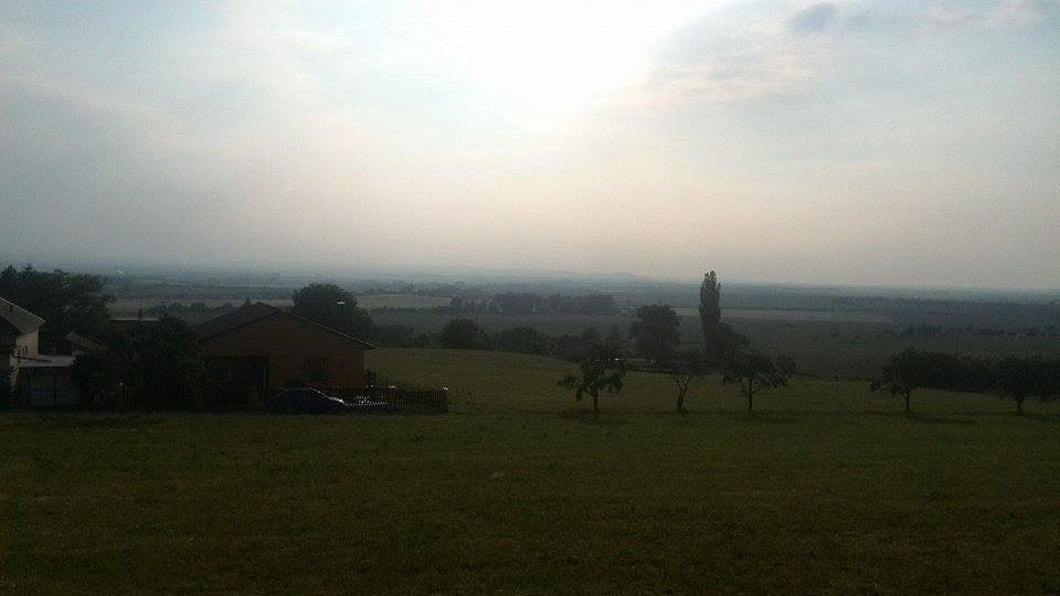 Pohled z Podhořan na krajinu pod vesnicí směrem na Čáslav, kde je i vojenské letiště.
