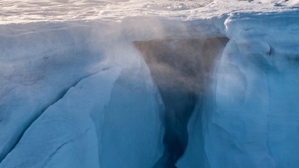 Voda proteče nově otevřenou puklinou do hlubin ledovce a její proud trhlinu neustále rozšiřuje