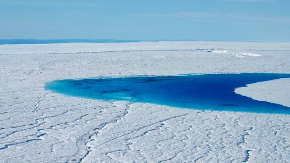 Jezero na povrchu Grónského ledovce vzniklé z roztátého ledu a sněhu. Takových jezer vznikají po celém Grónském ledovci v létě tisíce