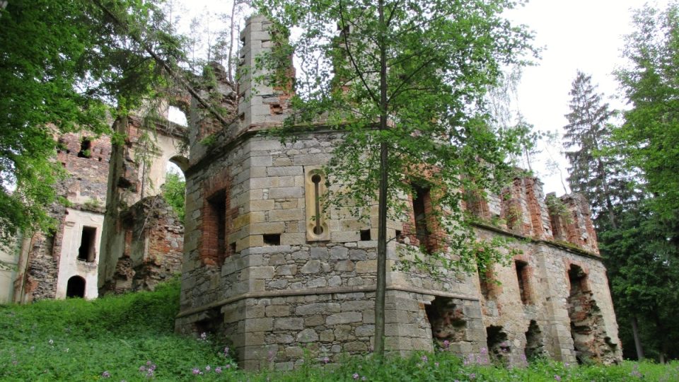 Prvky novogotického zámku jsou patrné