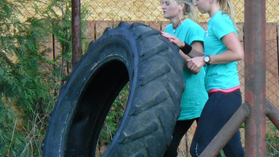 Příprava týmu, jehož členkou je i moderátorka Hanka Šoberová, na extrémní závod ARMY RUN