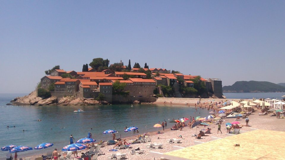 V Černé Hoře se na stejných plážích jako v Chorvatsku nemusíte tlačit. Na rozdíl právě od Chorvatska
